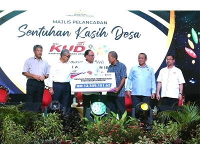 Azman (tiga dari kanan) menerima replika cek yang disampaikan oleh Anwar (tiga dari kiri).