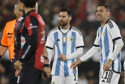 Messi (dua dari kanan) menyambut ulang tahun kelahiran dengan aksi persahabatan di kampung halaman Rosario pada Ahad. - Foto EPA
