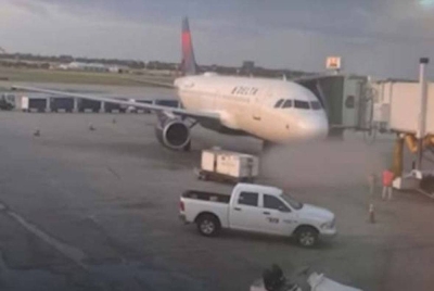 Seorang pekerja maut selepas 'disedut' enjin pesawat dalam kejadian di Lapangan Terbang Antarabangsa San Antonio di Texas, AS. - Gambar media sosial