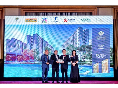 Pengurus Besar Jualan Jotun, Kenny Bi (kiri) dan Ketua Setiausaha Kementerian Kerja Raya, Datuk Seri Hasnol Zam Zam Ahmad bersama Pengurus Besar BCI Asia Malaysia, Cik Kok Sook Leng (kanan), menyampaikan anugerah kepada Pengarah Eksekutif LBS, Datuk Sri Daniel Lim Hock Sing (dua dari kanan) di BCIAA yang berlangsung di Mandarin Oriental, Kuala Lumpur.
