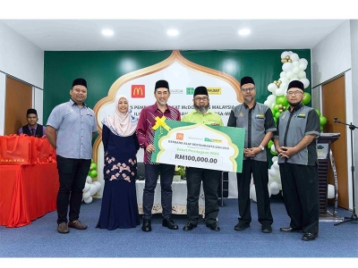 McDonald’s Malaysia menyumbangkan zakat korporat bagi tahun 2023 berjumlah RM100,000 kepada Pusat Kutipan Zakat Pahang dan MUIP.