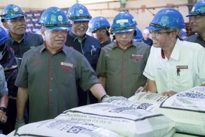 Mohamad (kiri) ketika melakukan Lawatan Kerja ke Kilang Malaysian NPK Fertilizer Sdn Bhd di Gurun, Kedah pada Isnin.