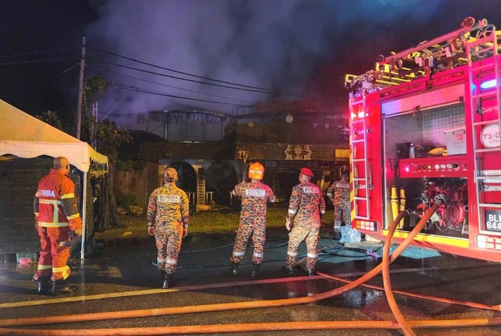 Pihak bomba mengambil masa 20 minit untuk mengawal api di lokasi kejadian. - Foto Ihsan Bomba
