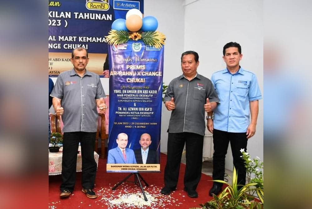 Amran (kiri) bersama tetamu yang hadir merasmikan pembukaan Ar-Rahnu X'Change Chukai.