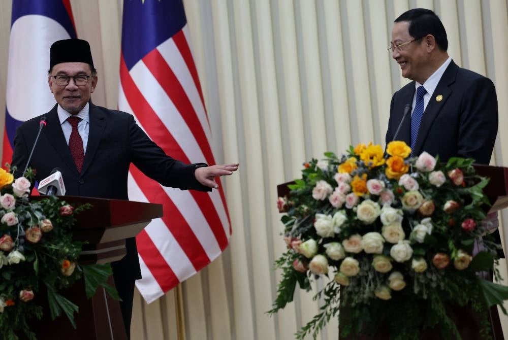 Anwar (kiri) pada sidang media bersama Perdana Menteri Laos, Dr Sonexay Siphandone pada Selasa.- Foto Bernama