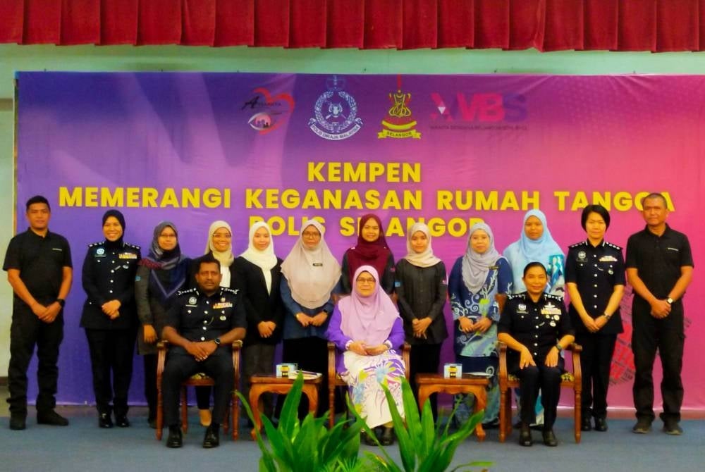Hussein (duduk kiri) dan Siti Mariah (tengah) bersama peserta program Kempen memerangi Keganasan Rumah Tangga Polis Selangor yang diadakan di Ibu Pejabat Polis Kontinjen (IPK) Selangor, Shah Alam pada Selasa.