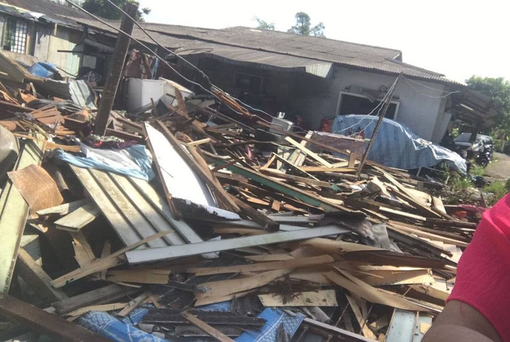 Rumah yang dirobohkan pada petang Isnin semasa ketiadaan penghuninya.