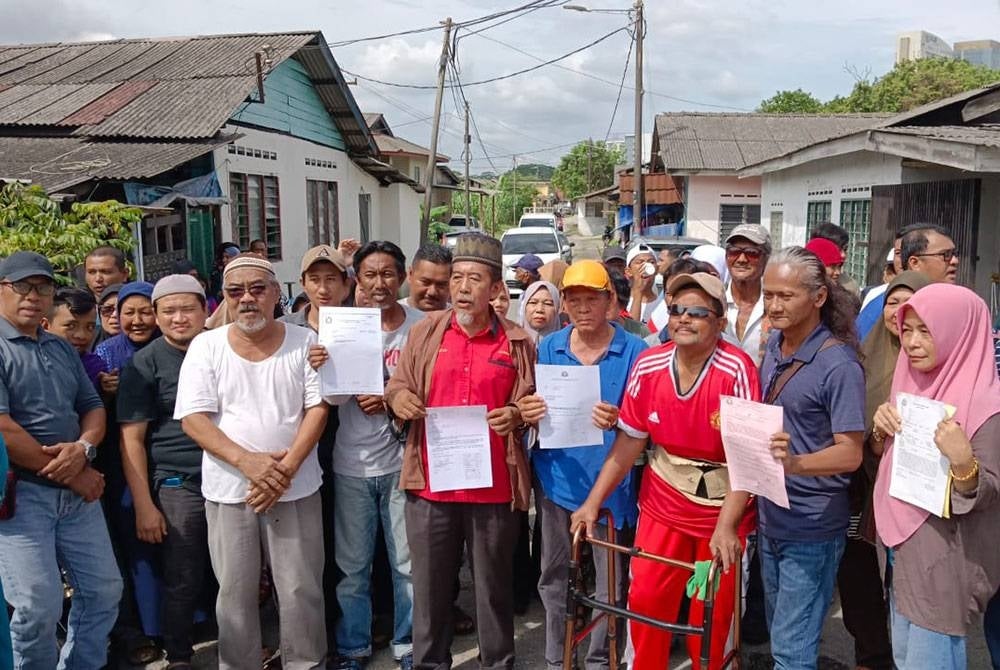 Sebahagian daripada 100 keluarga di Kampung Dato' Hajah Hasnah Ahmad, Johor Bahru memohon kerajaan menimbang untuk membenarkan mereka terus tinggal di kampung berkenaan.
