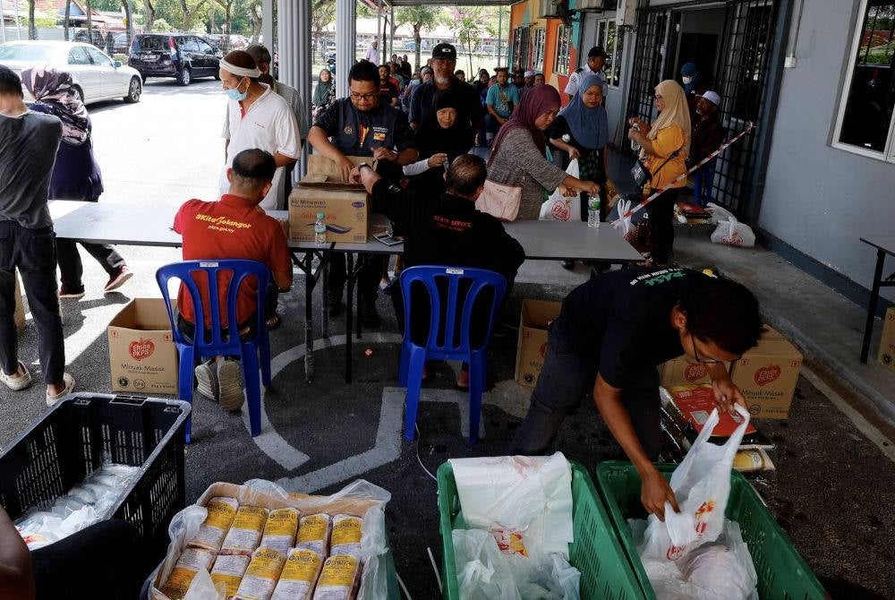 Orang ramai mula mengunjungi jualan tersebut seawal pagi bagi mendapatkan barang keperluan harian dengan harga yang berpatutan sempena persiapan sambutan Aidiladha ketika tinjauan di Dewan Cengal Majlis Bandaraya Shah Alam (MBSA), Seksyen 24, Shah Alam pada Selasa. - Foto: Bernama