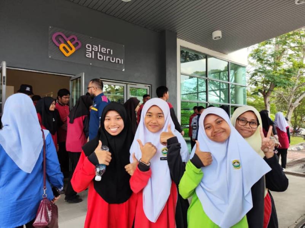 Antara pelajar menunjukkan tanda suka kerana berpeluang menyertai Program empower HERO di UiTM.