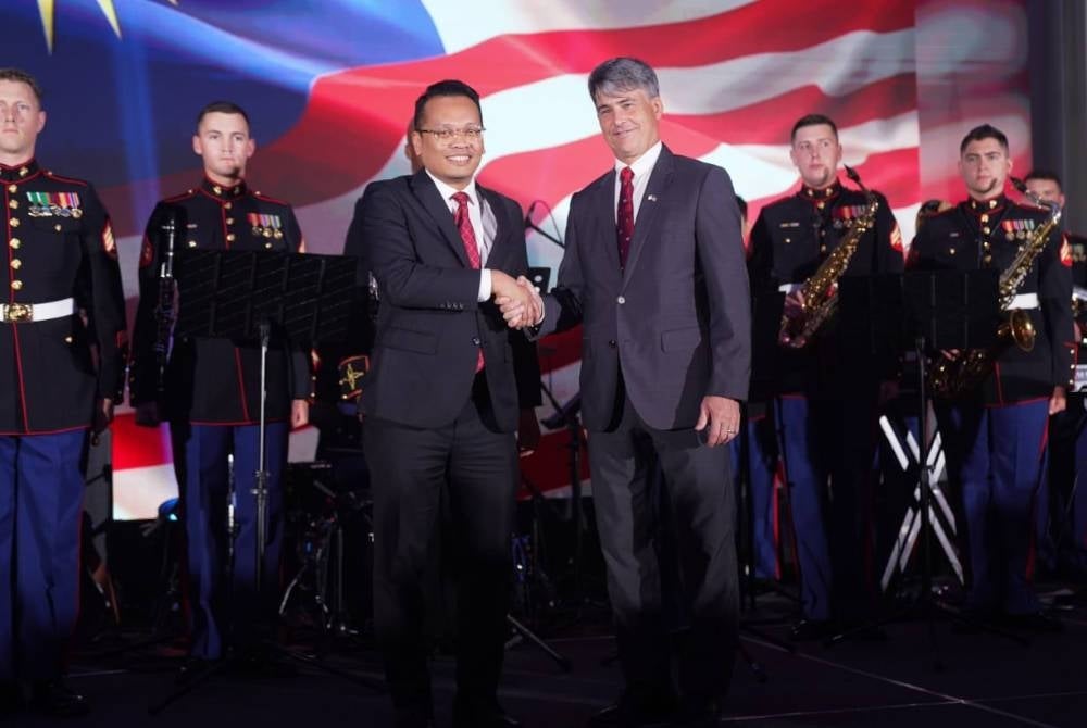 McFeeters (kanan) bersalaman dengan Nik Nazmi pada majlis Sambutan Hari Kemerdekaan AS kali ke-247 yang akan diraikan pada 4 Julai ini di Hotel Intercontinental, Kuala Lumpur pada Selasa.