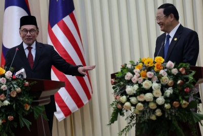 Anwar (kiri) pada sidang media bersama Perdana Menteri Laos, Dr Sonexay Siphandone pada Selasa.- Foto Bernama