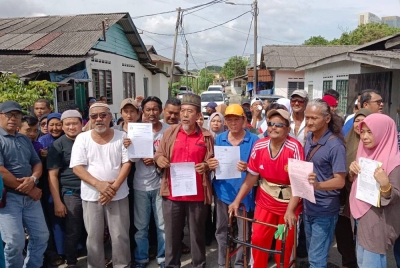 Sebahagian daripada 100 keluarga di Kampung Dato' Hajah Hasnah Ahmad, Johor Bahru memohon kerajaan menimbang untuk membenarkan mereka terus tinggal di kampung berkenaan.
