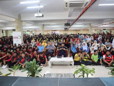 Tetamu kehormat, para jemputan, guru-guru dan pelajar yang menyertai program empowerHERO di UiTM Perak.