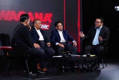 Luthfi Idzhar (kanan) pada program Wacana Sinar Harian bertajuk 'Generasi FELDA inovatif: Coding dan robotik’ yang menampilkan Ismail (kiri) selaku moderator bersama Nik Hasrul dan Mohd Banuri yang berlangsung di Kompleks Kumpulan Karangkraf pada Selasa. -Foto: SINAR HARIAN / MOHD HALIM ABDUL WAHID.