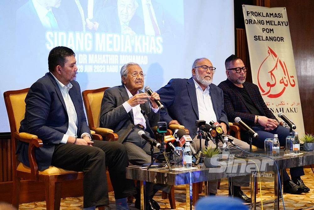 Tun M bercakap dalam sidang akhbar khas di Hotel Sama-Sama KLIA pada Rabu.Foto SINAR HARIAN / MOHD HALIM ABDUL WAHID.