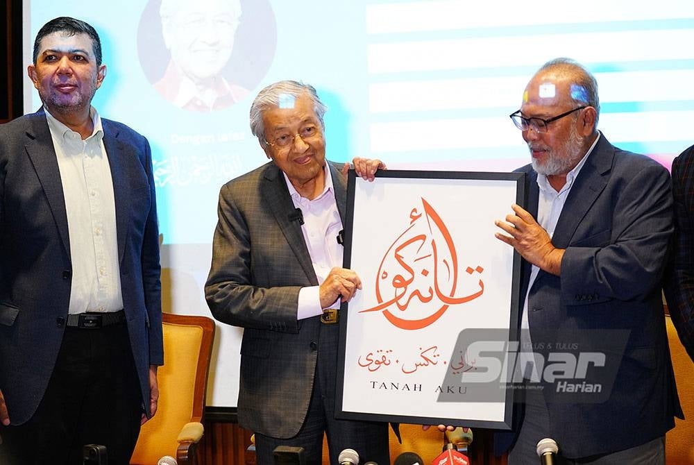 Tun M (tengah) menyempurnakan gimik pelancaran portal Proklamasi Orang Melayu (POM) pada sidang akhbar khas di Hotel Sama-Sama KLIA pada Rabu.Foto SINAR HARIAN / MOHD HALIM ABDUL WAHID.