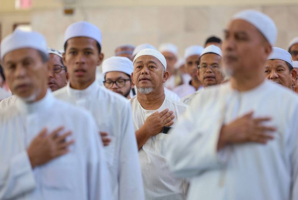 Peserta yang hadir membaca ikrar Arafah sempena program Arafah #QuranHour di Masjid Sultan Muhammad II, Telipot, hari ini.