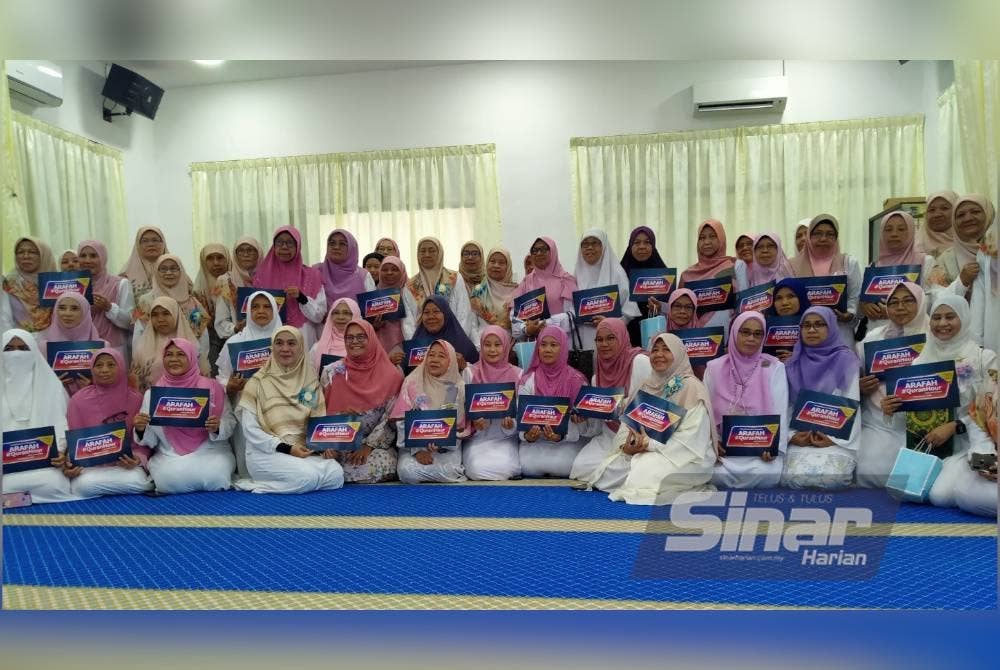Sebahagian ahli Rumah Ngaji yang hadir sempena program Arafah #QuranHour di Surau Taman Tawas Mewah di sini pada Rabu.