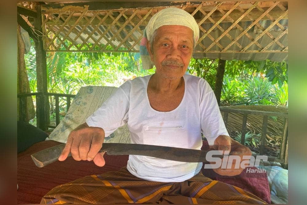 Jilat belakang pisau, sapu darah pada haiwan korban merupakan petua yang diguna pakai sejak 30 tahun lalu oleh tukang sembelih dari Kampung Bukit Merbau, Selising, Pasir Puteh bagi mengelakkan daging berlemak.