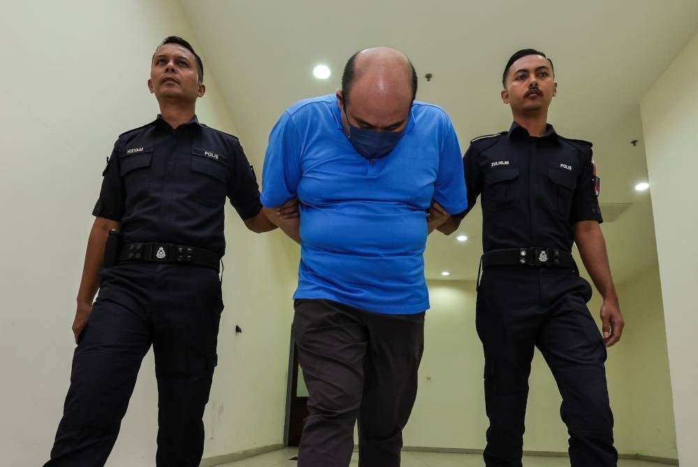 Chiaw Hoe dihukum penjara sehari dan didenda RM1,400 oleh Mahkamah Majistret di Muar hari ini selepas mengaku bersalah atas pertuduhan mencederakan anak lelakinya dengan rotan, tahun lepas. - Foto Bernama
Majistret Analia Kamaruddin menjatuhi hukuman itu terhadap Goh, 36, selepas tertuduh menukar pengakuan kepada bersalah, sewaktu sebutan kes hari ini.
 -- fotoBERNAMA (2023) HAK CIPTA TERPELIHARA