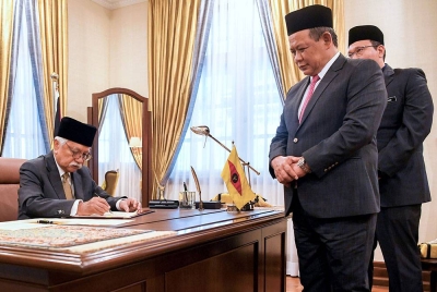 Yang Dipertuan Besar Tuanku Muhriz Ibni Almarhum Tuanku Munawir menandatangani watikah pembubaran Dewan Undangan Negeri (DUN) Negeri Sembilan di Istana Hinggap, hari ini. - Foto Bernama
