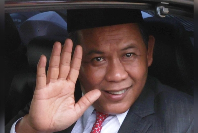 Aminuddin melambaikan tangan kepada wartawan yang menunggu di pekarangan Istana Hinggap pada Rabu bagi mendapatkan perkembangan terkini berhubung tarikh pembubaran Dewan Undangan Negeri (DUN) Negeri Sembilan. - Foto Bernama