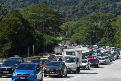 Keadaan aliran trafik sesak berikutan orang ramai mula pulang ke kampung halaman sempena sambutan Aidiladha pada Khamis. - Foto Bernama