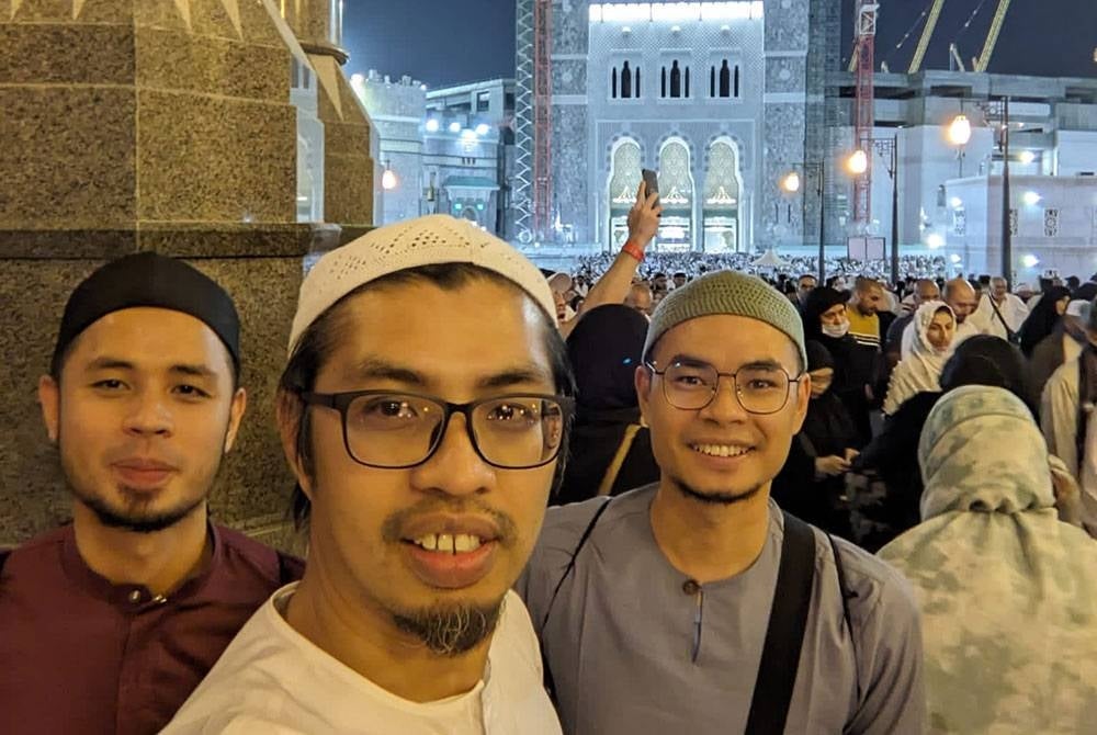 Gambar bersama adiknya di Mekah. Dari kiri Ahmad Al-Amin Ahmad Fawzal, 33 tahun dan Ahmad Muadz Ahmad Fawzal, 39, (kanan)