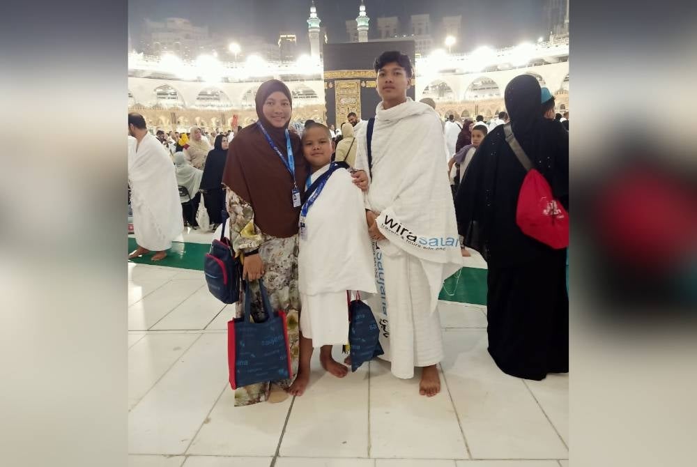 Suriahanim bersama anak-anaknya ketika menunaikan Umrah Disember tahun lalu.