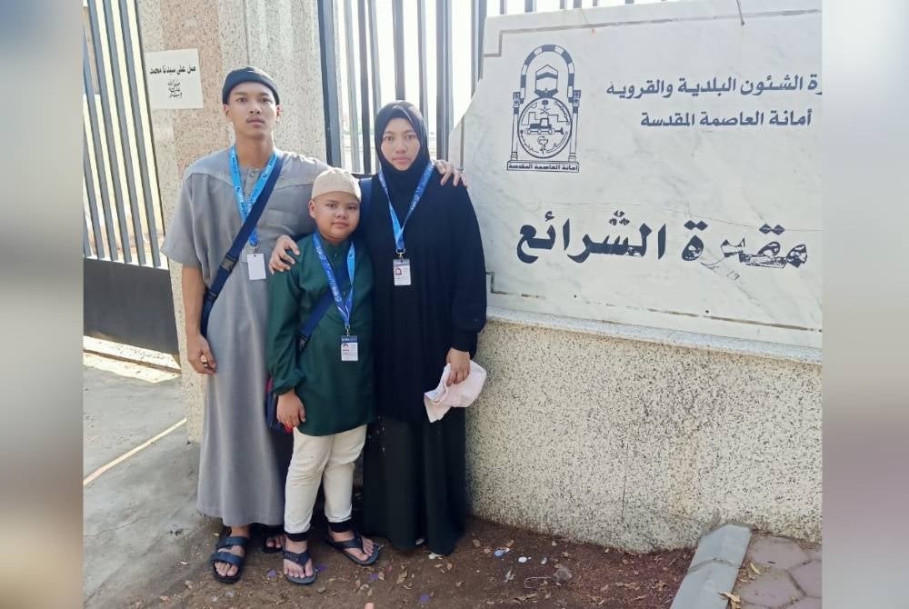 Suriahanim bersama anak sulungnya dan Hasan ketika menziarahi Perkuburan Syara’ik di Mina, Makkah tempat bersemadinya jasad Allahyarham Zulkifli Samad yang terkorban dalam tragedi rempuhan manusia di Mina ketika musim Haji 2015