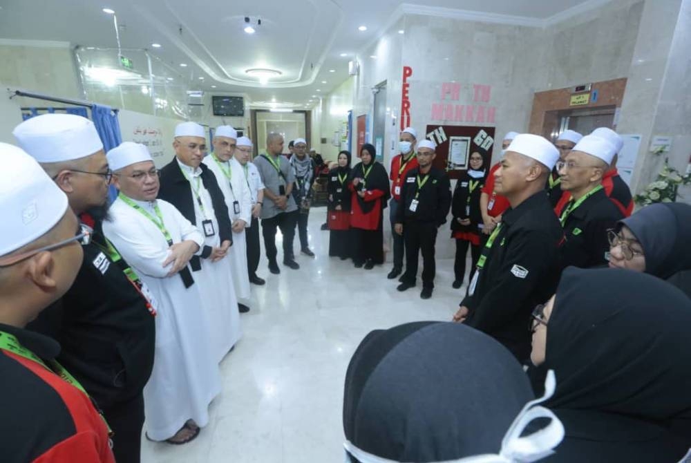Mohd Nai'im (tiga dari kiri) bertemu dengan petugas di Pusat Rawatan TH di Makkah malam tadi.