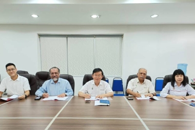 Kon Yeow (tengah) bersama ahli panel temuduga calon DAP Pulau Pinang.