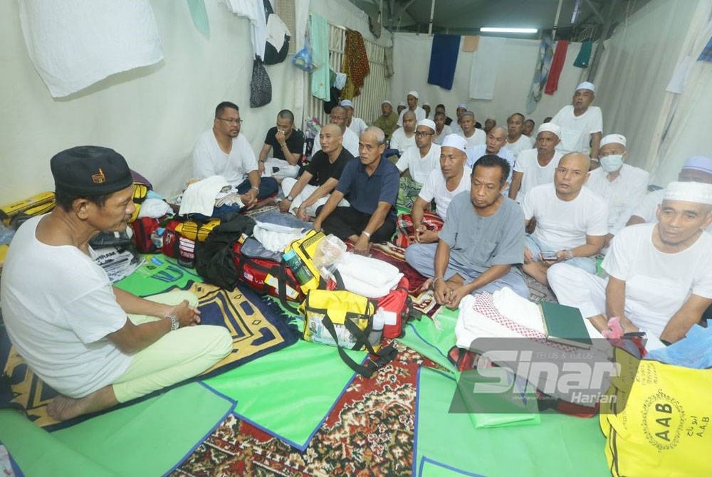 Penginapan dan solat di dalam khemah yang sama.