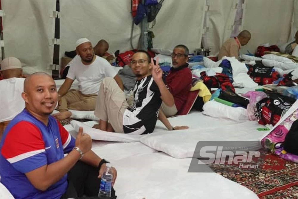 Suasana dalam khemah penginapan jemaah haji di Mina.