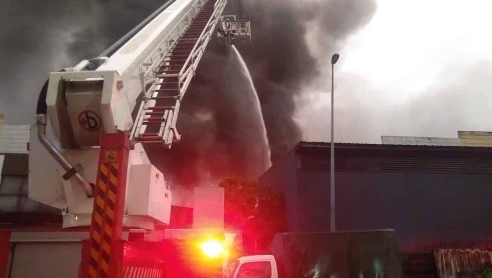 Api merebak dengan pantas berikutan pengubahsuaian kilang dan kedudukan yang rapat. - Foto pengguna media sosial