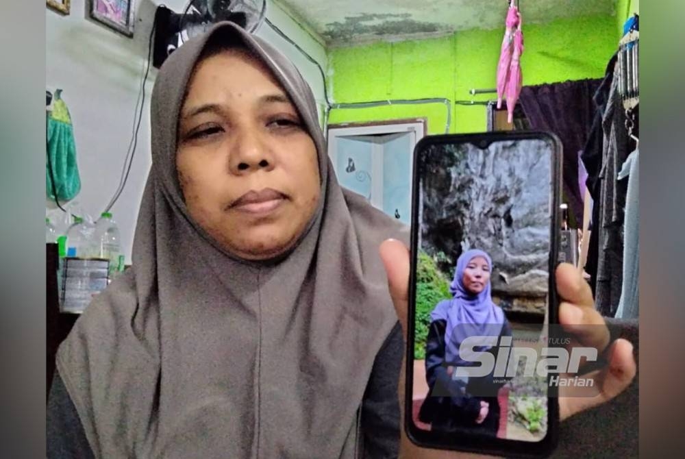 Azizon menunjukkan foto Azreen Afiza ketika mereka bersantai di Dabong Januari lalu.