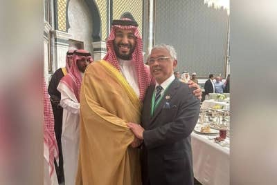 Al-Sultan Abdullah berkenan bergambar bersama Putera Mohammed Salman ketika majlis Jamuan Teh Petang di Mina pada Khamis. - Foto Facebook Istana Negara