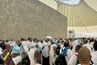 Semua jemaah haji menunaikan ibadah melontar Jamrah Kubra, sebagai simbolik merejam syaitan. - Foto Bernama