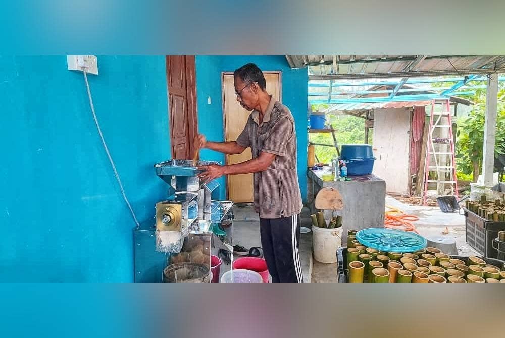 Nor Azmi ketika menyiapkan 300 lemang pada Aidiladha ini.
