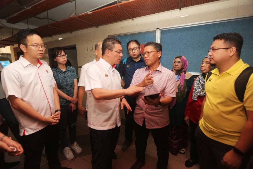 Kor Ming (tiga dari kanan) ketika mengadakan lawatan kerja ke Ipoh pada Sabtu.