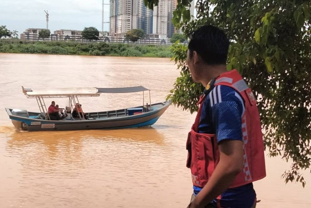 Anggota penyelamat melakukan operasi pencarian dua mangsa yang dikhuatiri hilang dalam kejadian tersebut.