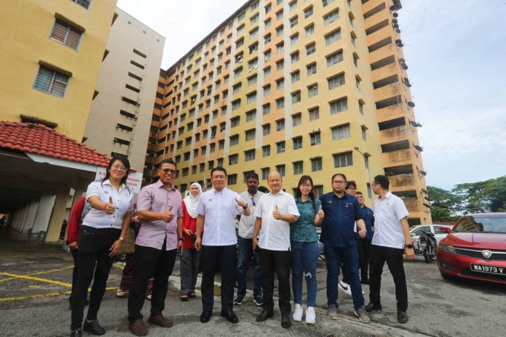 Kor Ming (tiga dari kiri) ketika meninjau keadaan Flat Seri Kepayang sempena lawatan kerjanya ke Ipoh pada Sabtu.