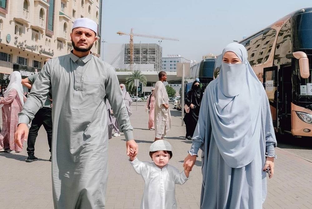 Neelofa bersama PU Riz dan anak mereka, Bilal.