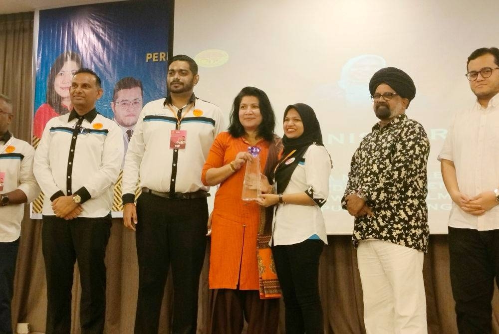 Saraswathy (empat dari kiri) menyampaikan anugerah kepada salah seorang penerima selepas Majlis Perasmian Mesyuarat Perwakilan Agung Tahunan MIYC ke-28 Tahun 2023 di sebuah hotel di Indera Mahkota pada Sabtu.