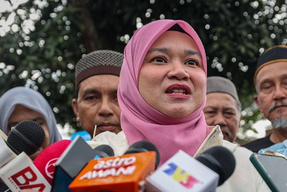 Fadhlina menjawab pertanyaan media pada Majlis Korban Perdana Parlimen Nibong Tebal di Masjid Jamek Al Huda, Sungai Bakau pada Sabtu. - Foto Bernama