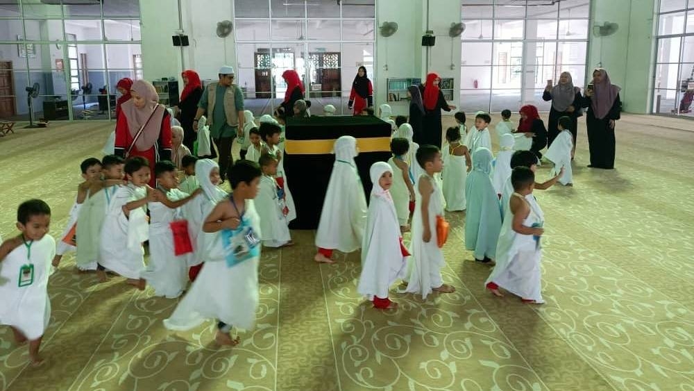 Sebahagian peserta simulasi haji cilik yang diadakan di Masjid Geliga, Chukai di Kemaman.