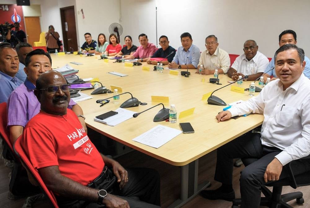 Anthony (kanan) selepas pengerusikan Mesyuarat Jawatankuasa Negeri DAP di Ibu Pejabat DAP, Seremban hari ini.