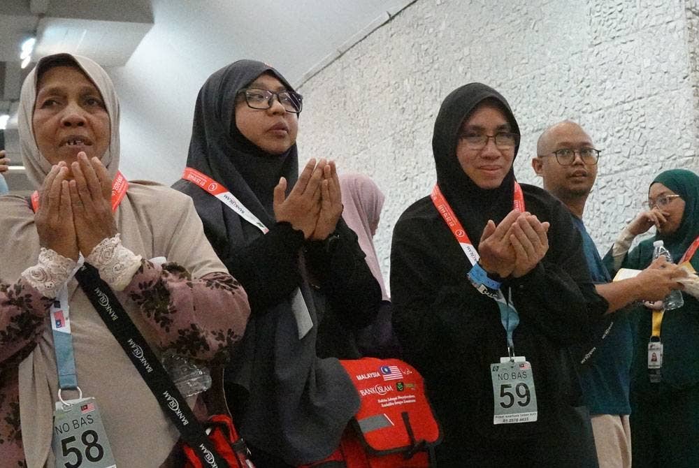 Jemaah haji berdoa selepas menyempurnakan ibadah.