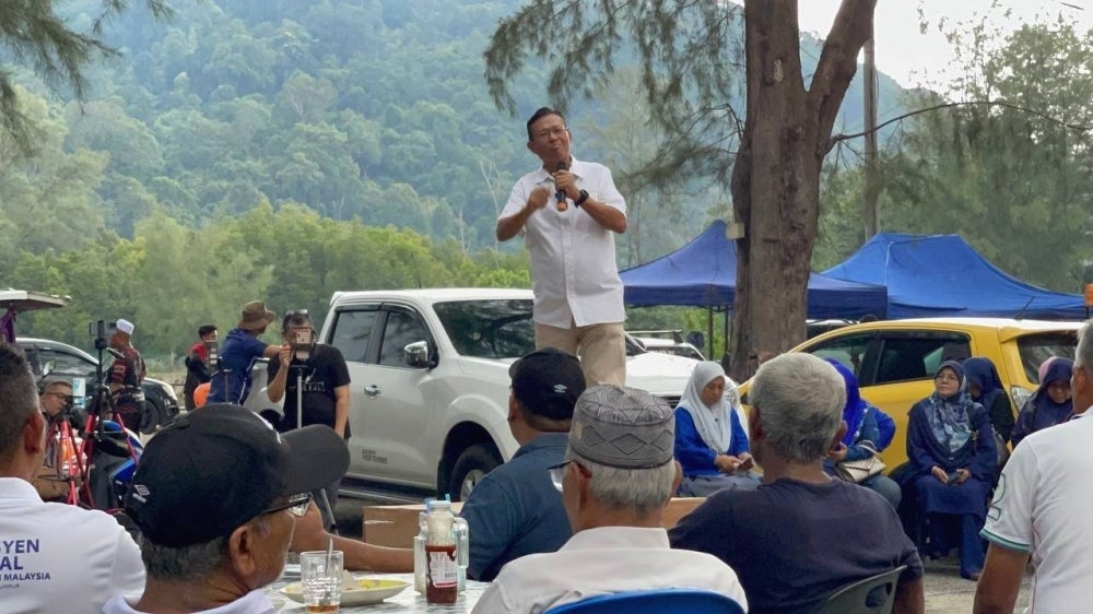 Ahmad Shabery ketika berucap sempena program Jelajah Atas Tong anjuran Perhubungan UMNO DUN Kemasik di sekitar kawasan di Kemaman, Terengganu. 